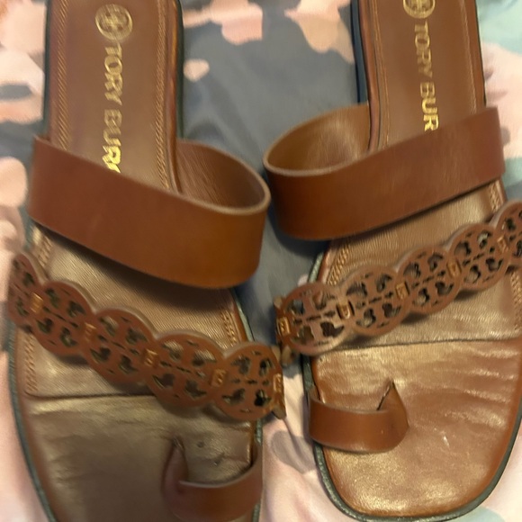 TORY BURCH logo leather sandals. - Picture 3 of 15